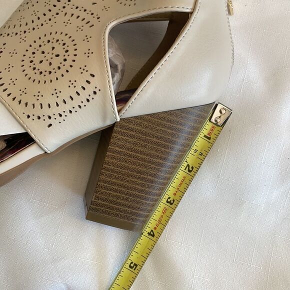 CHRISTIAN LACROIX BEIGE SHOOTIES. NEW IN BOX - Picture 11 of 11